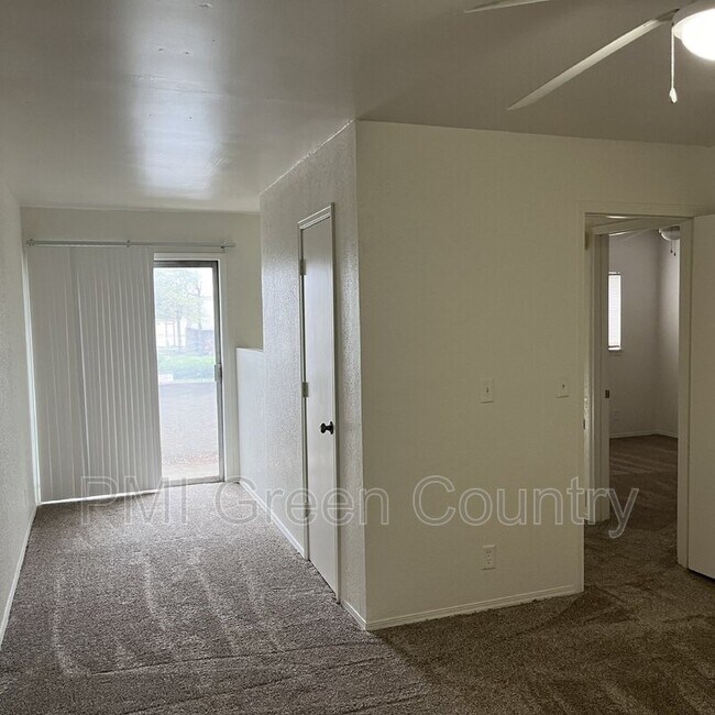 Building Photo - 2216 E 66th Pl