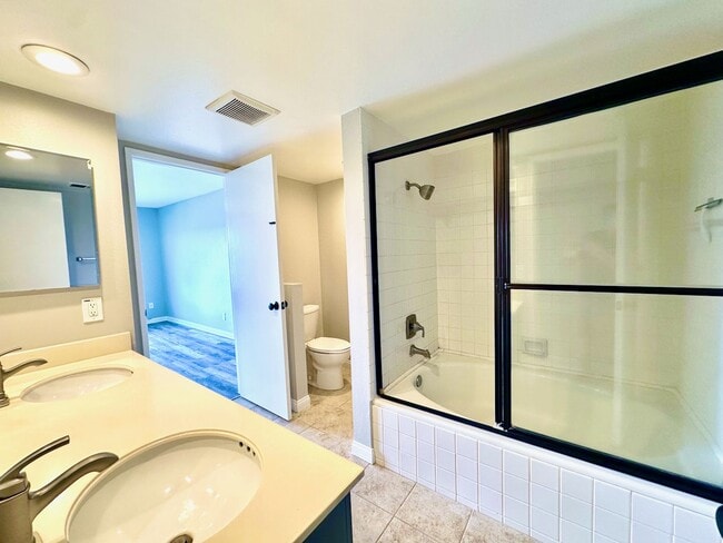 Building Photo - FOR RENT: 2Bd/1.5Ba Upgraded Townhome In T...