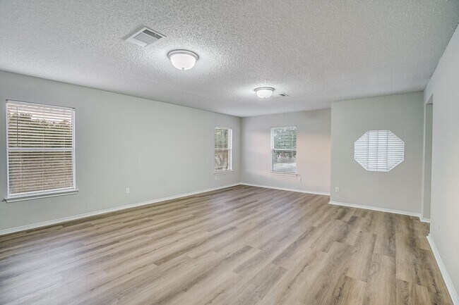 Building Photo - 1001 Howell Terrace Pl