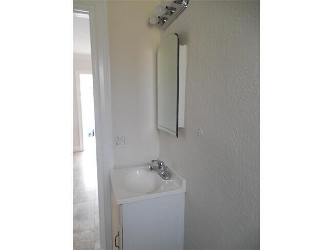 Building Photo - 4565 N Ocean Dr