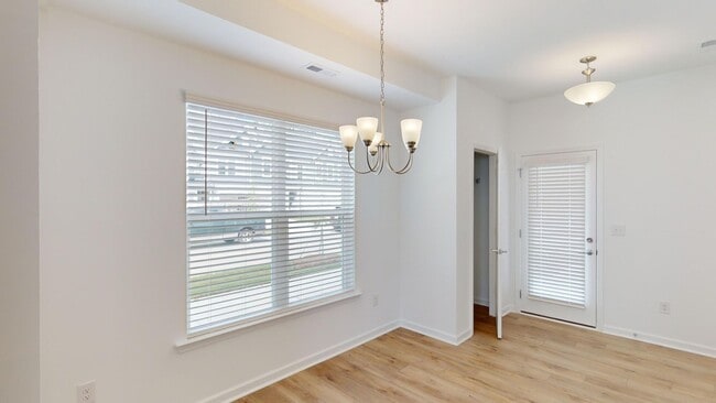 Building Photo - Immaculate New Townhome in Pringle Towns