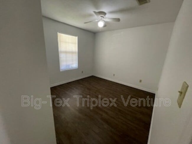 Building Photo - 283 N Pecan St
