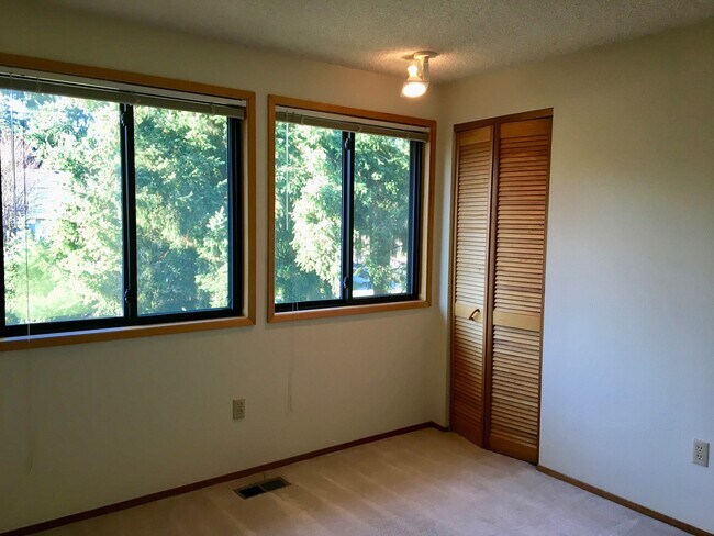 Building Photo - Beautiful 4 Bedroom near Microsoft Availab...