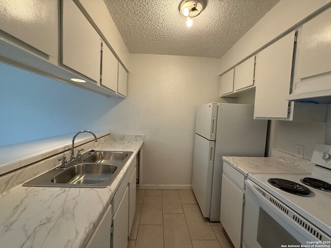 Building Photo - 223 Sprucewood Ln