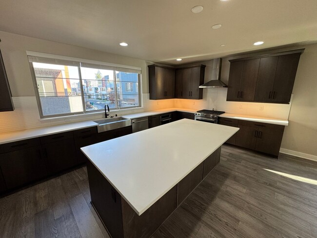 Building Photo - 4Bd/3.25Ba Kirkland Townhouse