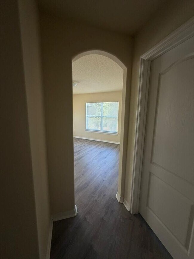 Building Photo - Updated 3 bed 2.5 bath Townhome