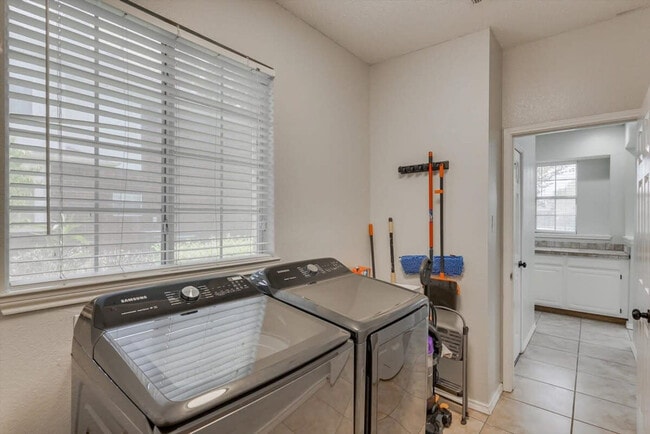 Building Photo - 7402 Brookhaven Dr