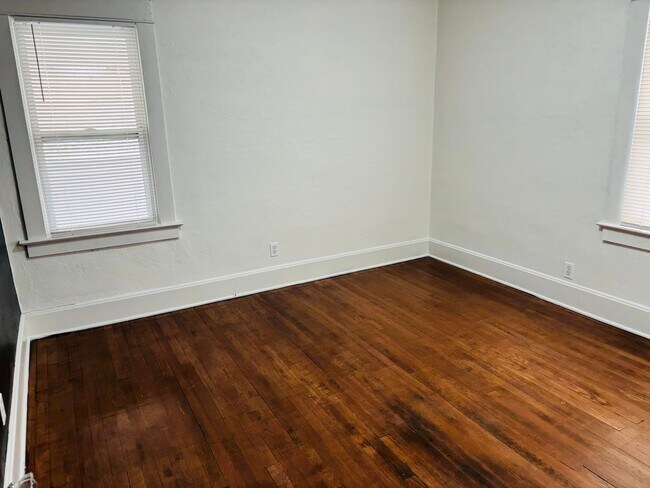 Building Photo - Charming 3 Bedroom Single-Family