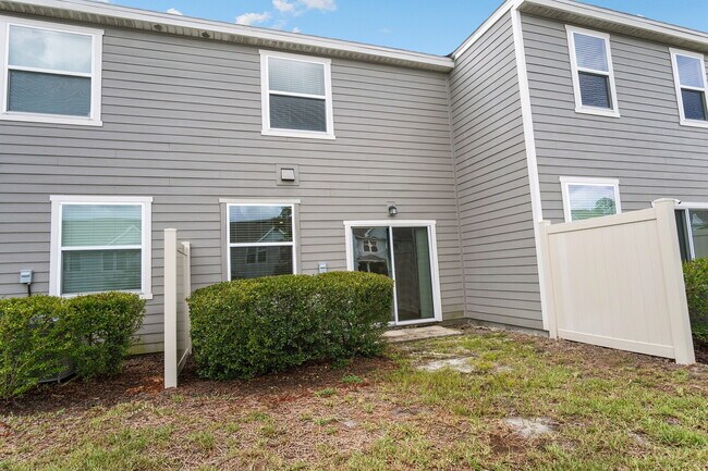 Building Photo - 3 Bedroom / 2.5 Bathroom Townhouse in the Meadows at Oakleaf