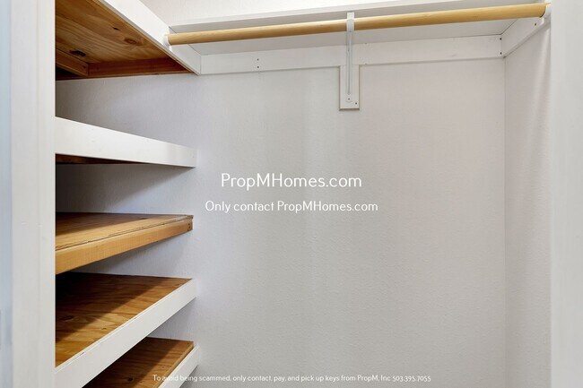 Building Photo - Charming 2-Bedroom Haven in the Heart of Sunset - A Blend of Serenity and Convenience!