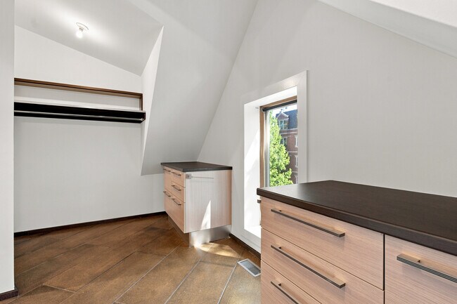 Building Photo - 2334 W Medill Ave