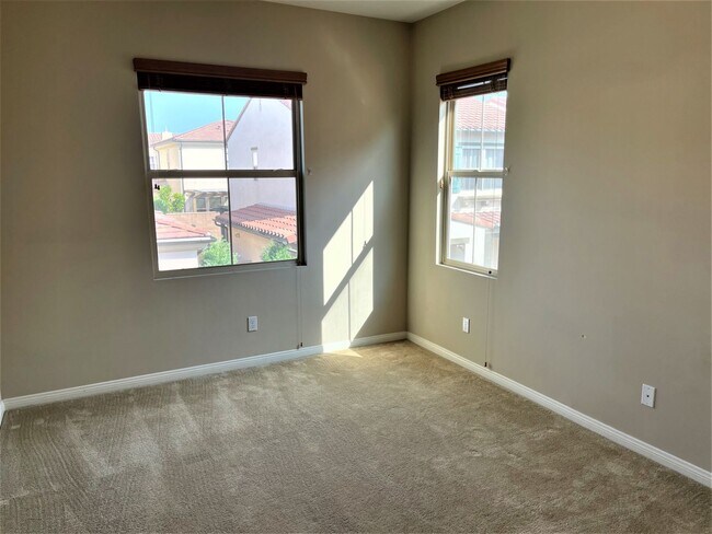 Building Photo - Gorgeous 3 bedroom home In the heart of Ir...