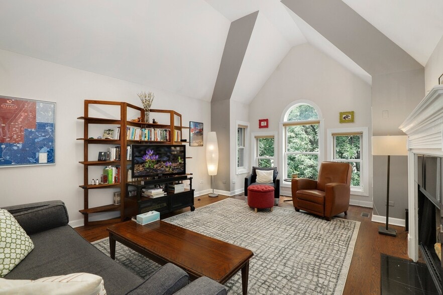 Living Room - 2117 W Evergreen Ave