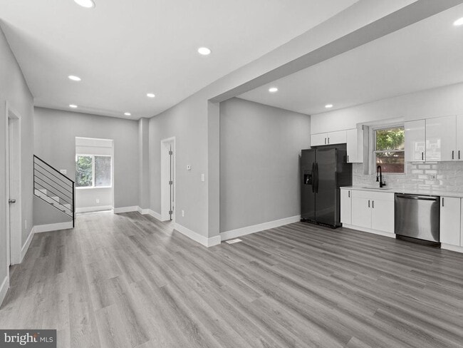 Building Photo - 9 N Front St