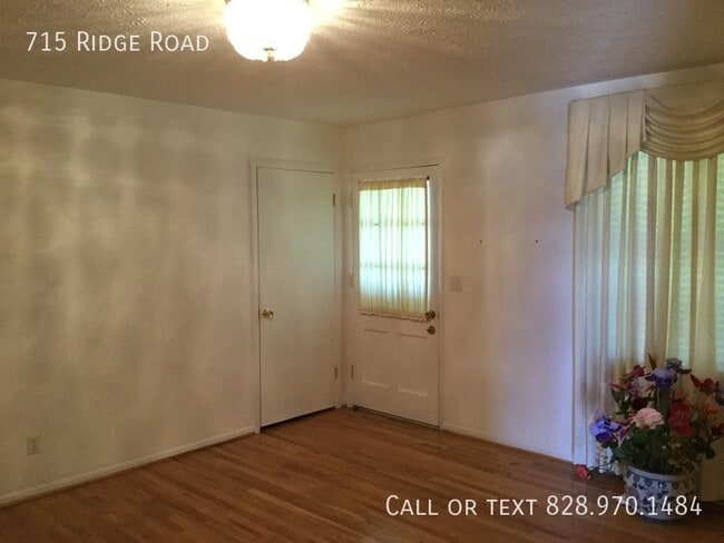 Building Photo - 715 Ridge Rd