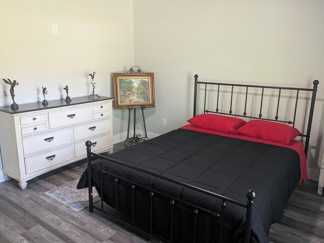 Building Photo - 823 Meridian Rd