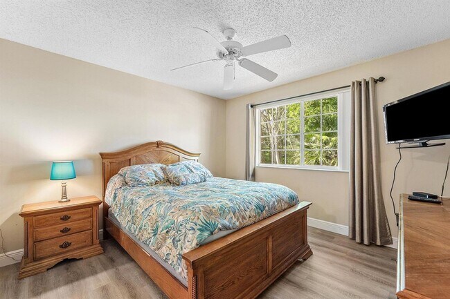 Building Photo - 1000 Crestwood Ct S