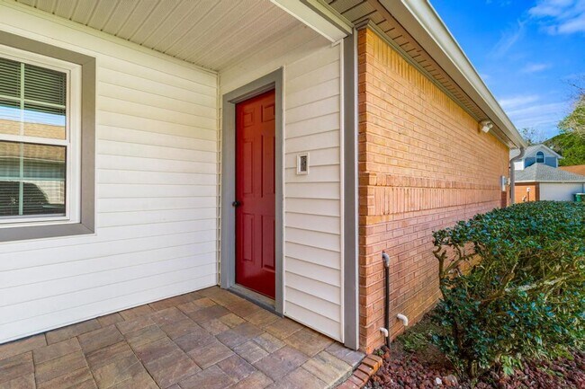 Building Photo - Charming Waterfront Home in Southside
