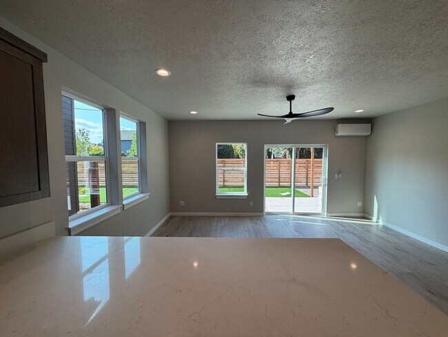 Building Photo - 1121 Sally Ln