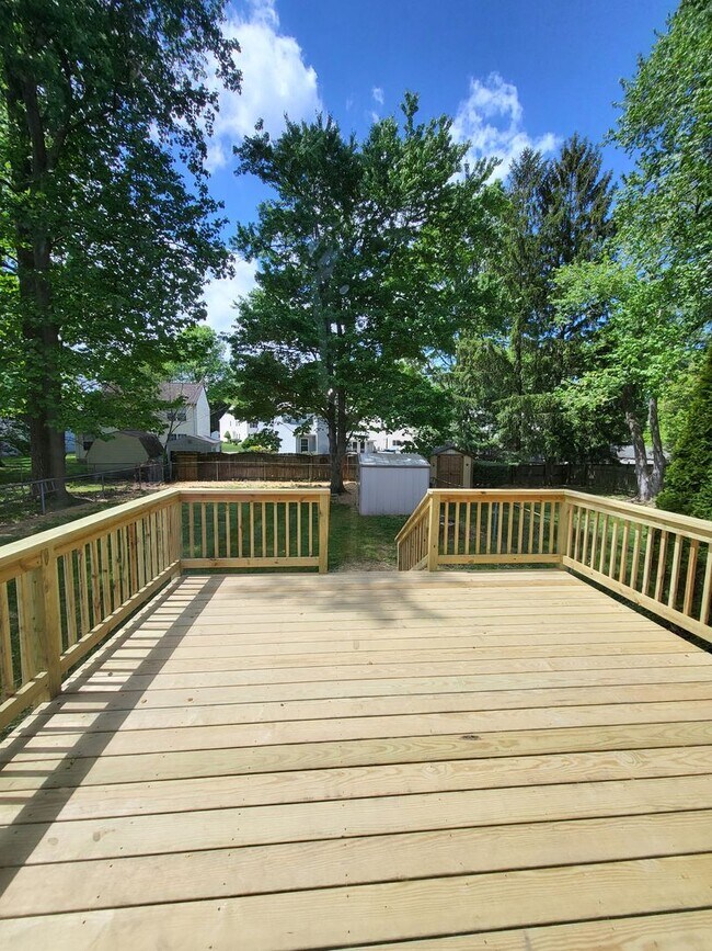 Building Photo - HUGE Yard and New Kitchen!