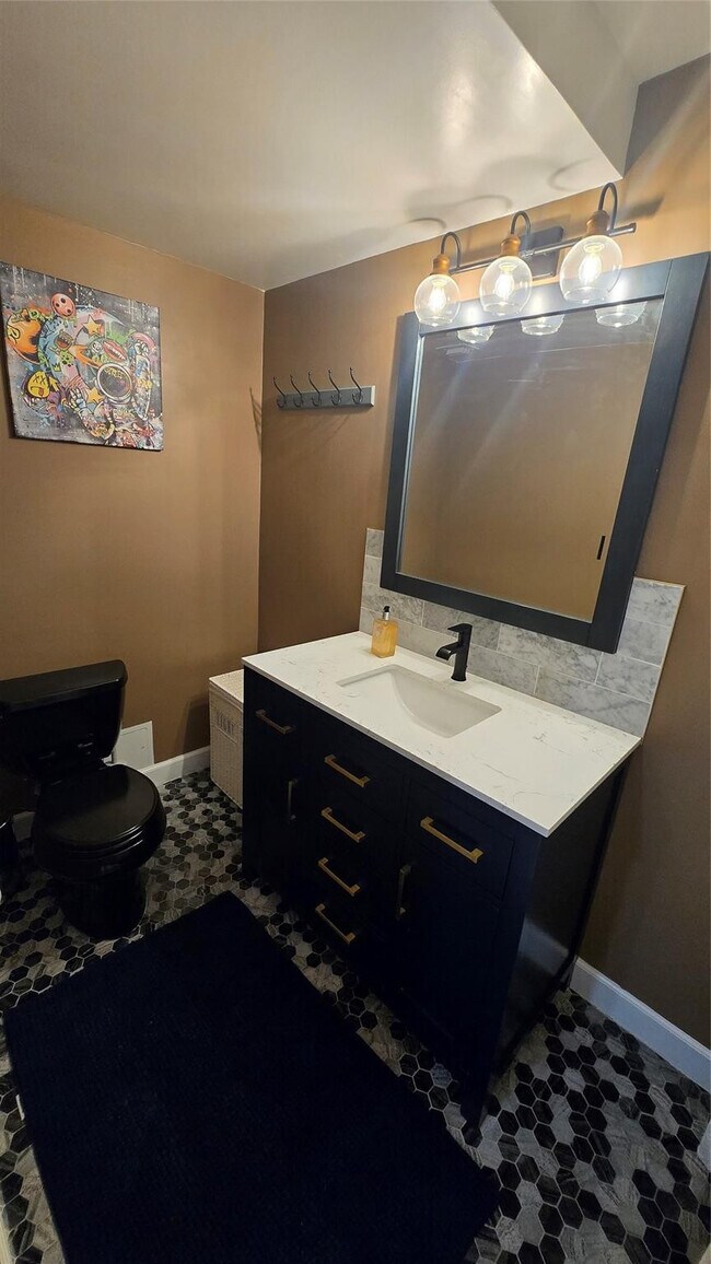 Building Photo - 300 Bayview Dr