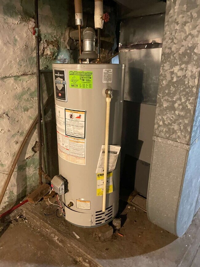 Building Photo - Spacious 3 bedroom with Off street parking!