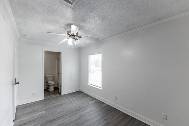 Building Photo - 151 Varsity Dr