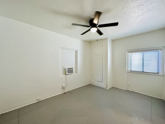 Building Photo - 2 Bedroom 1 Bath House with W/D and Tons o...