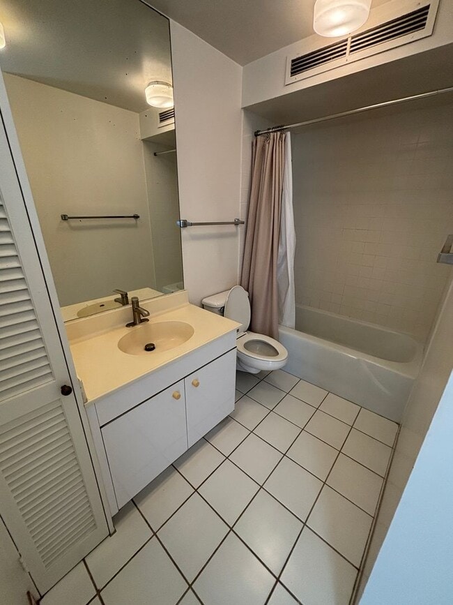 Building Photo - Kapiolani - Ala Wai Skyrise - 1 Bdrm/1 Bat...