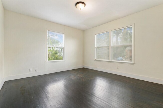Building Photo - 1801 W Houston Dr