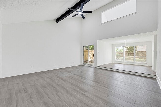 Building Photo - 14823 Elmont Dr