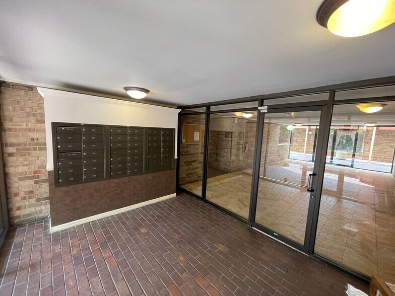 Building Photo - 744 W Gordon Terrace