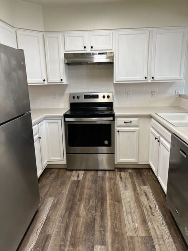 Building Photo - 3 Bedroom plus loft and Community Pool