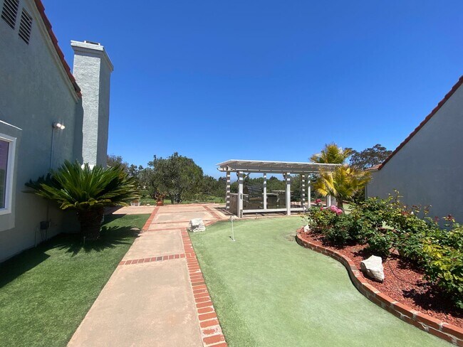 Building Photo - 2 Bedroom, 2 Bath Home with Golf Course View!