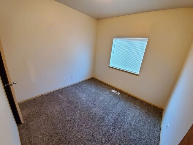 Building Photo - Small Dogs Welcome! 3 Bedroom, 2 Bathroom ...