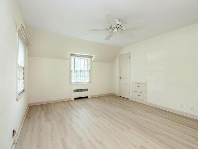 Building Photo - 221 Manhasset Ave