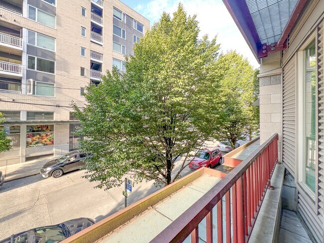 Building Photo - 1bd/1ba Seattle Condo