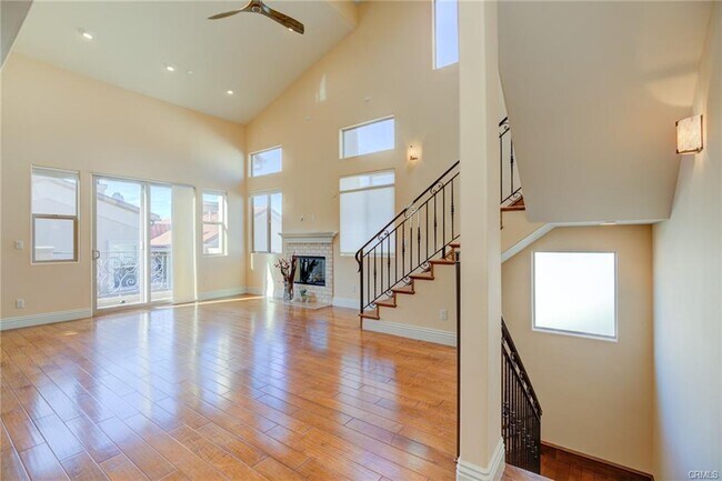 Building Photo - 612 N Juanita Ave