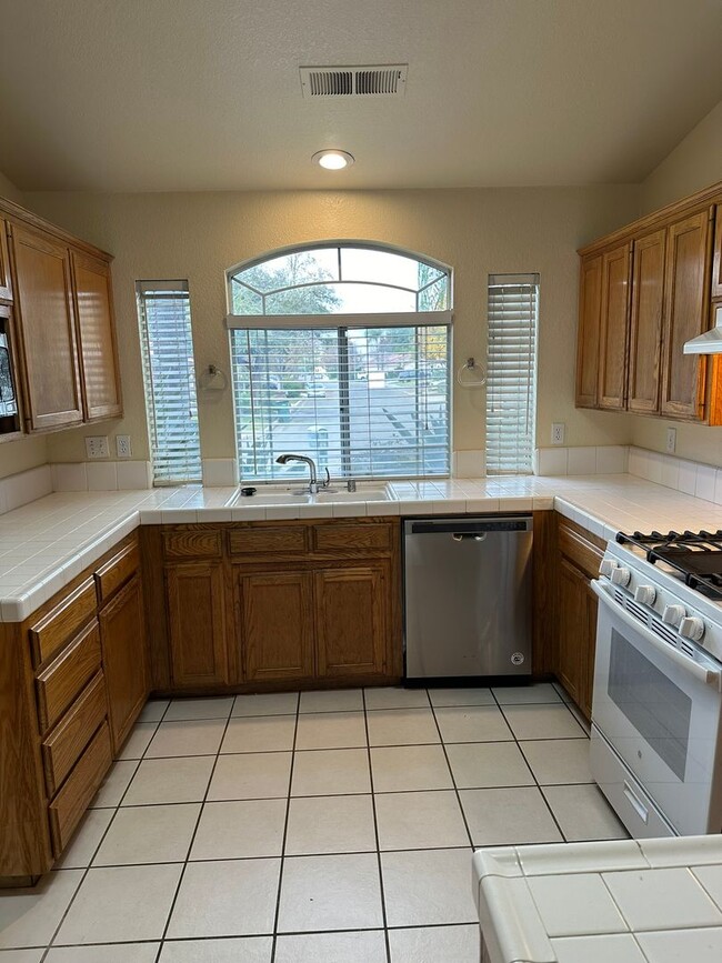Building Photo - 3/2 Granville in NW Fresno. 3 car garage a...
