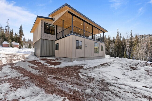 Building Photo - 220 Circle Dr