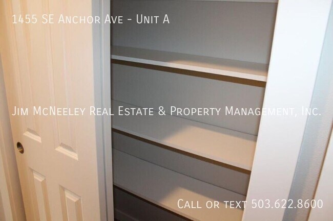Building Photo - 3 Bed/ 2 Bath Duplex with One Car Garage