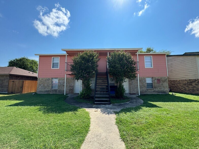 Primary Photo - 2010 Cedarhill Dr