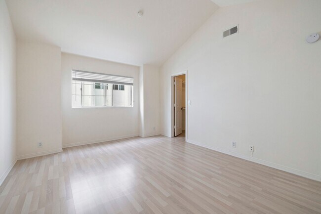 Building Photo - Beautiful 3-bedroom, 2.5-bath tri-level to...