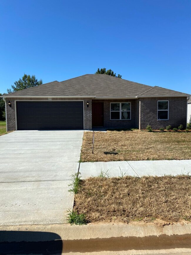 Building Photo - Available Now | Spacious 3 Bedroom, 2 Bathroom Home in Conrad Court