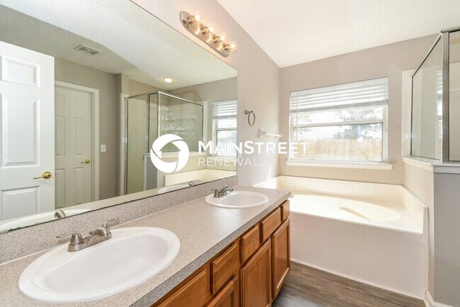 Building Photo - 4 Bedroom Pet-Friendly Home in Jacksonville, FL with Main Street Renewal
