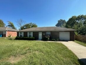 Building Photo - 3 Bed/1.5 Bath Home in Lees Summit!