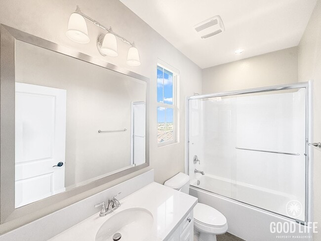 Building Photo - Beautiful 2B/2.5BA Townhouse. NEWER CONSTR...