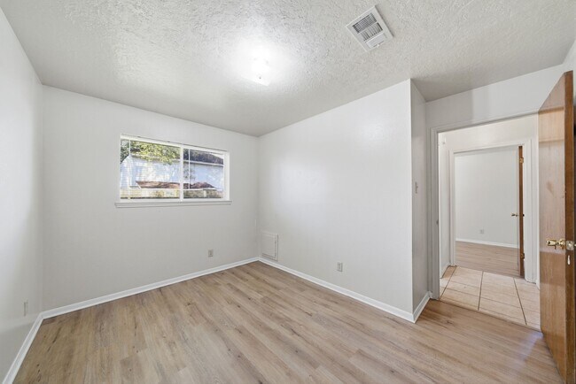 Building Photo - 4506 Jamaica Ln