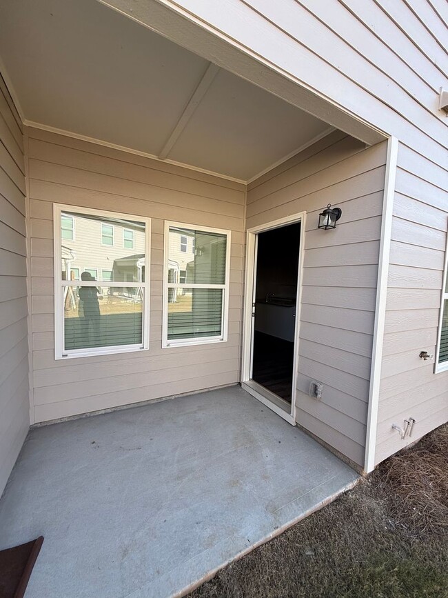 Building Photo - Townhome