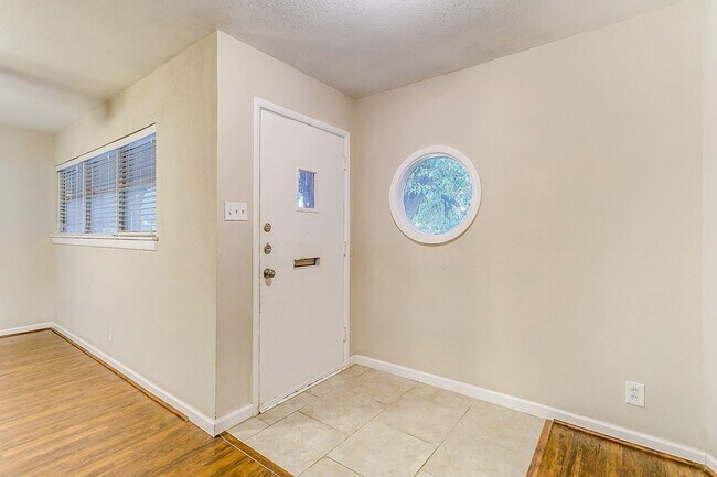 Building Photo - Ready for New Tenants- Large 3 bed, 2 bath...
